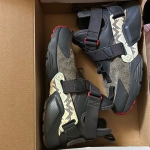 Size 7.5 Women’s Air Huarache N7